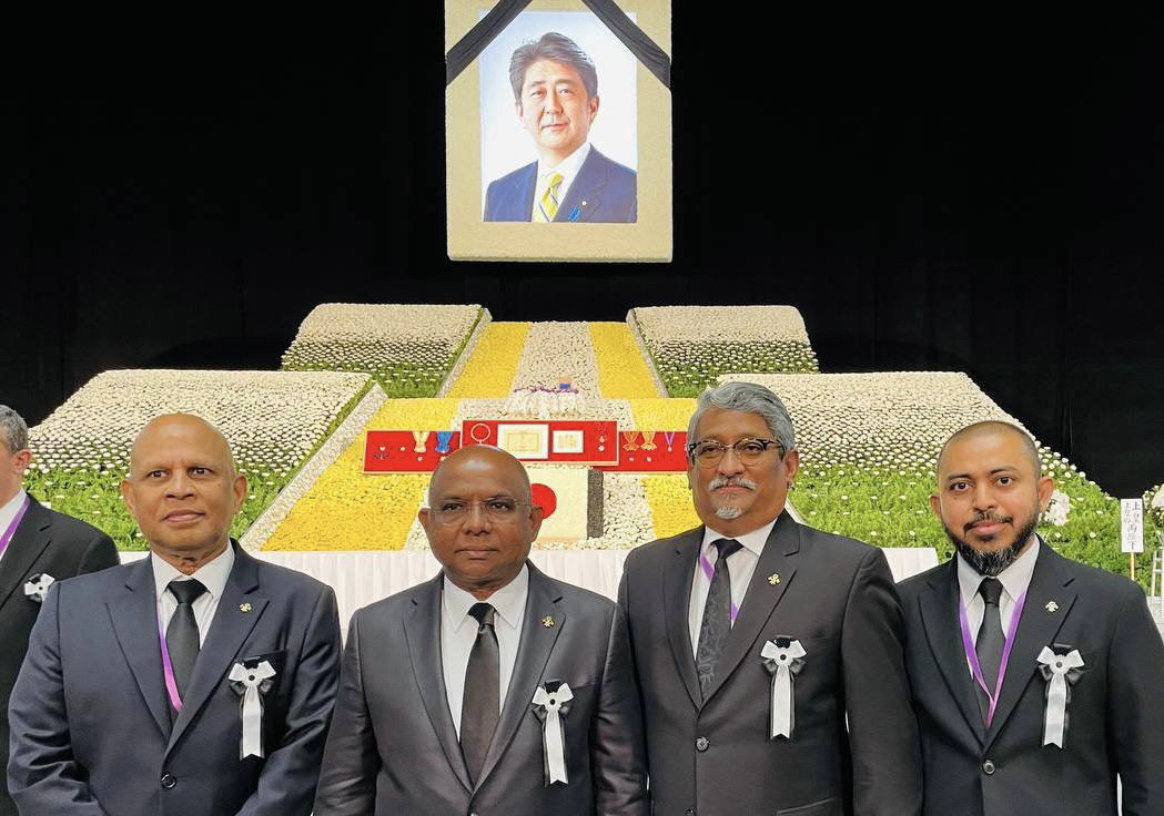 ރައީސުލްޖުމްހޫރިއްޔާގެ ޚާއްޞަ މަންދޫބެއްގެ ހައިސިއްޔަތުން ޖަޕާނުގެ ކުރީގެ ބޮޑުވަޒީރު ޝިންޒޯ އަބޭގެ ޖަނާޒާގައި ބައިވެރިވީ މިނިސްޓަރު ޝާހިދު