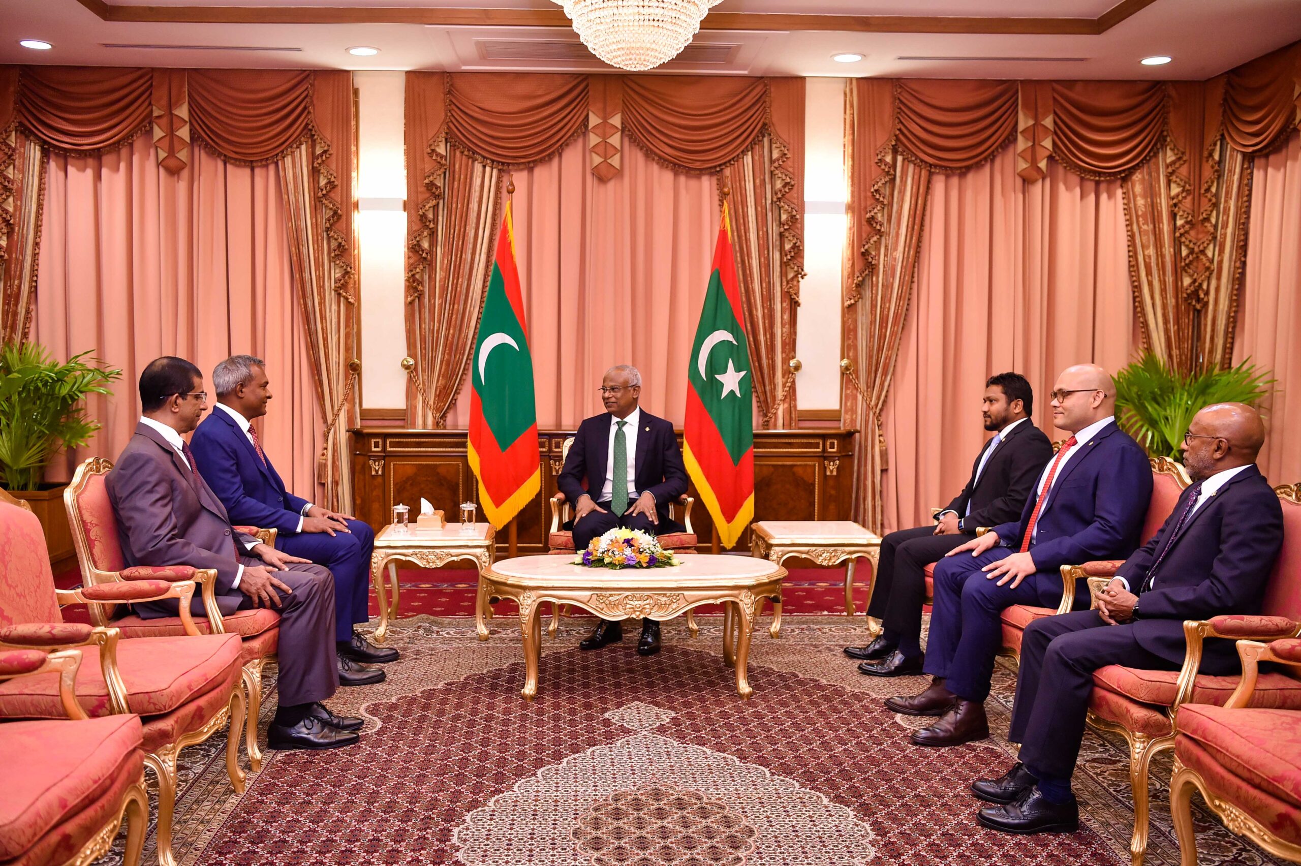 ދިވެހިރާއްޖެއިން އިންޑިއާއަށާއި، މެލޭޝިޔާއަށް ކަނޑައަޅުއްވާ ސަފީރުކަމަށް ބޭފުޅުން ޢައްޔަނުކުރައްވައި މަޤާމުގެ ފަތްކޮޅު ދެއްވައިފި