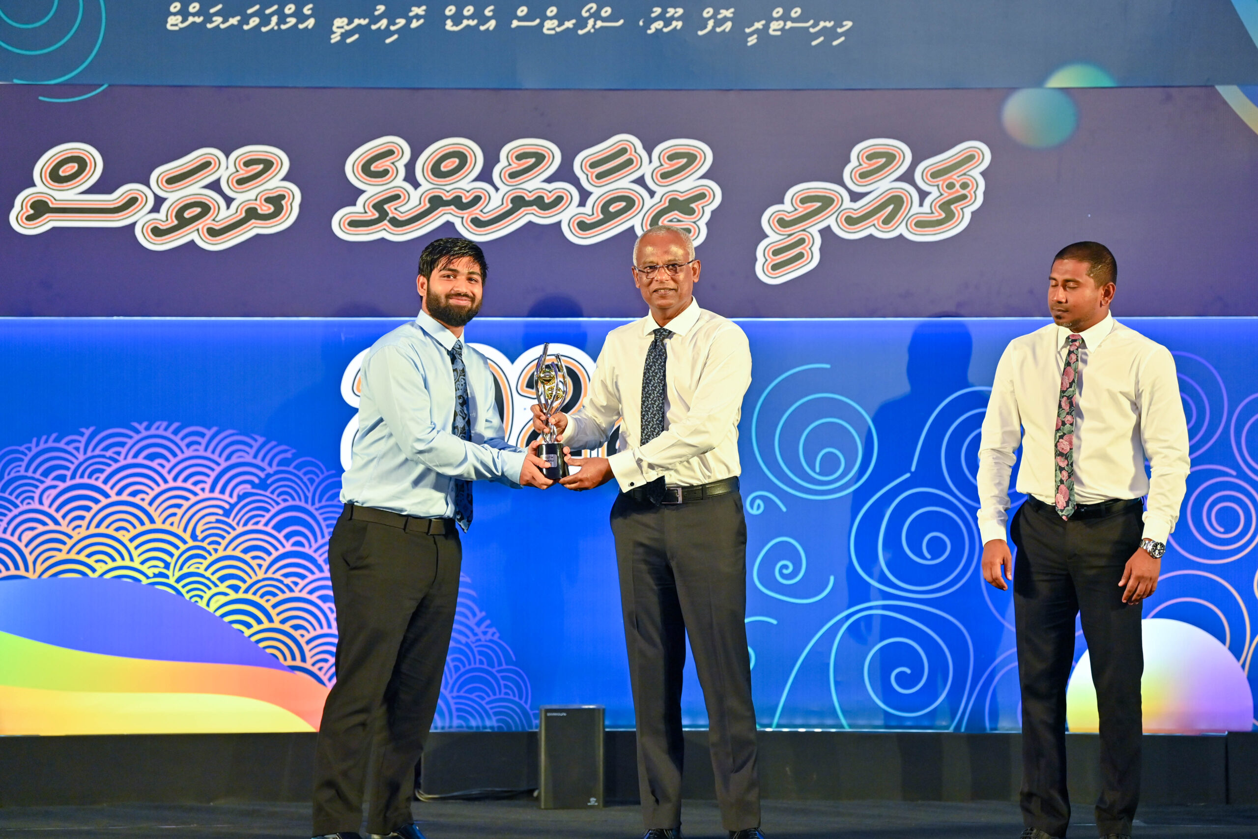 މަތީ ދަރަޖަ ހޯދާ ފަރާތްތަކަށް ދެއްވާ އިނާމު ޖުމްހޫރީ ދުވަހުގެ ޖަލްސާގައި ދެއްވާގޮތަށް ހަމަޖައްސަވައިފި