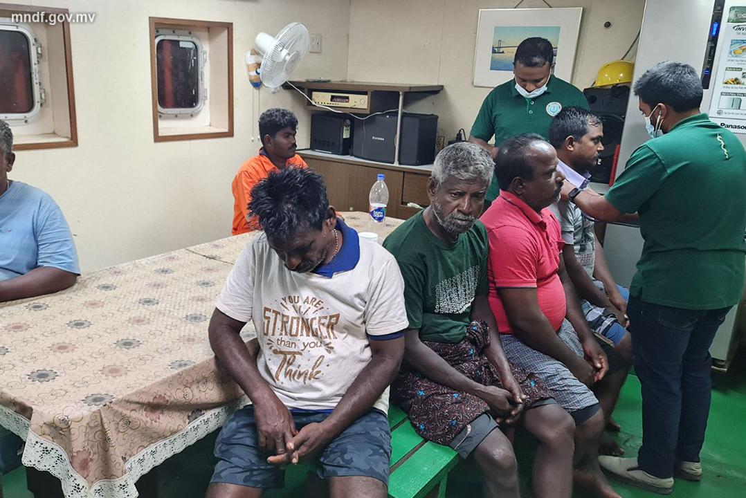 ބަންޑުން ޖަހާލި ބޯޓުގައި ތިބި އިންޑިއާގެ ހަ ފަޅުވެރިން މާލެ ގެނެސްފި