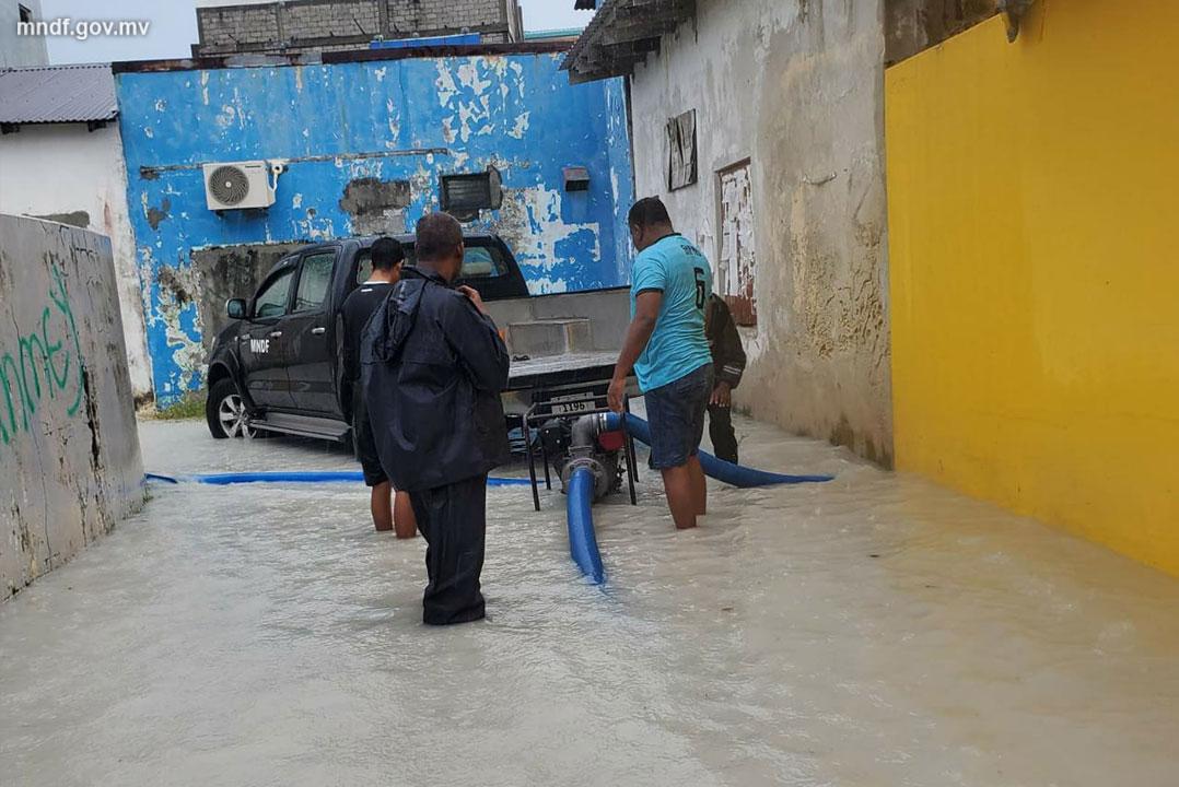 ބޯކޮށް ވާރޭވެހި ނައިފަރުގައި ފެން ބޮޑުވުމުގެ ސަބަބުން ފެން ހިއްކުމުގައި އެމްއެންޑީއެފުން ހަރަކާތްތެރިވެއްޖެ