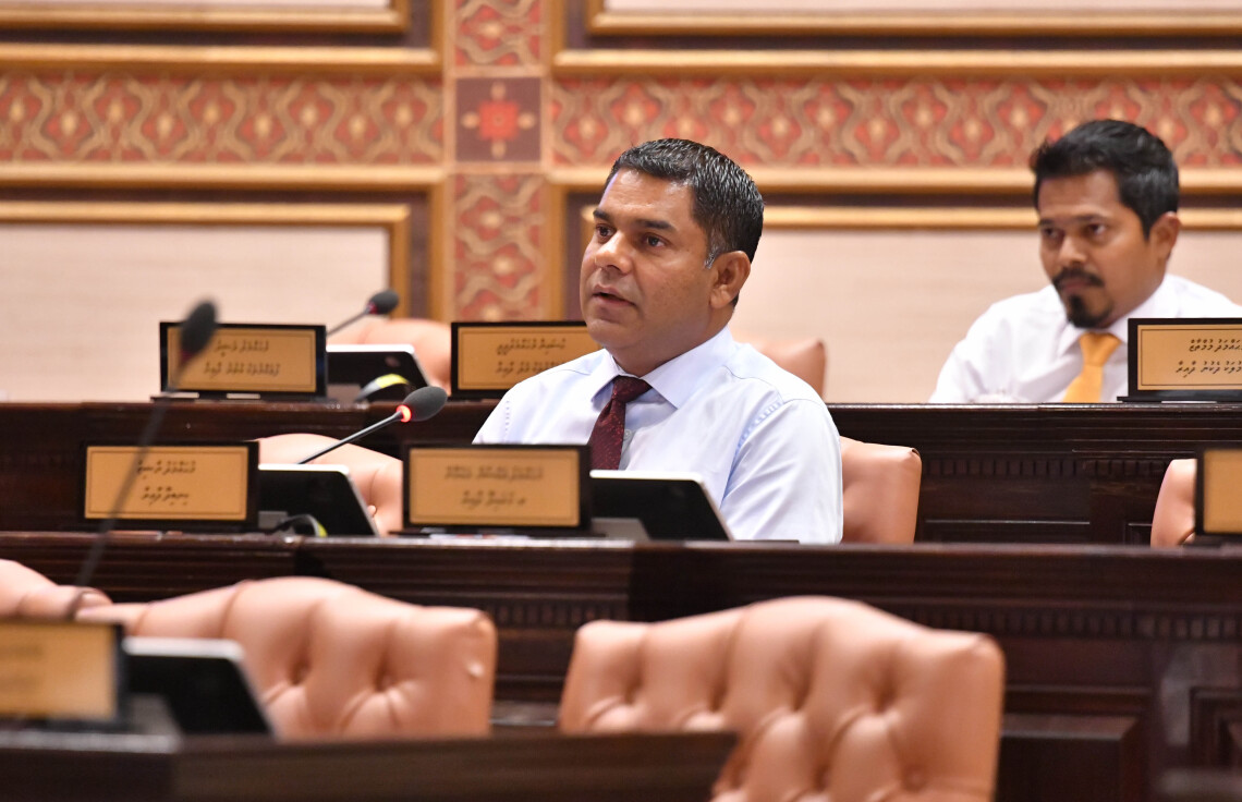 ކިނބިދޫ ދާއިރާގެ ވަންދޫ ފޮށިން ކުރީގައި އުޅެނީ މެމްބަރު ނާޝިޒު