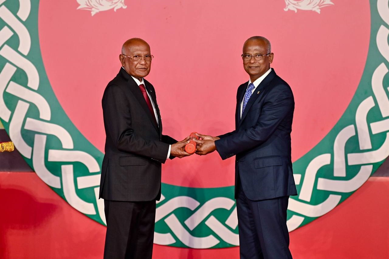 ނިޝާން މުލީގޭ ޝަރަފުގެ ޢިއްޒަތް ހެލްތު މިނިސްޓަރު އަޙްމަދު ނަސީމަށް