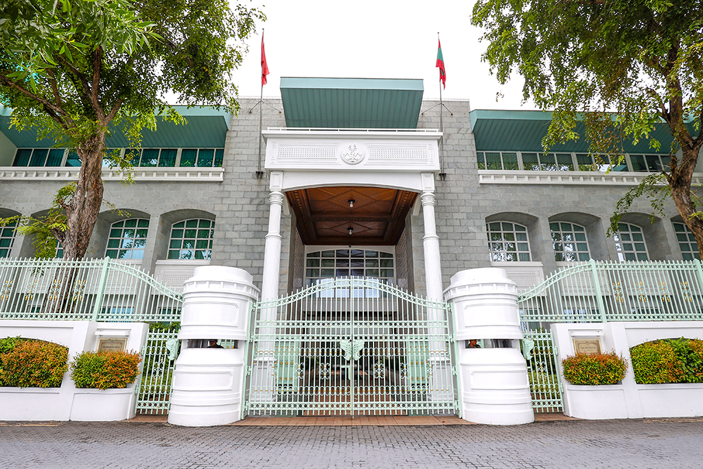 ދައުލަތަށް ހިދުމަތް ކުރުމުގެ އިނާމު ދިނުން މާދަމާރޭ
