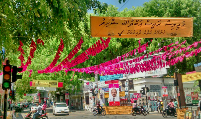ސިޓީ ކައުންސިލުގެ ހުއްދަނެތި މާލޭގައި ކެމްޕޭން ބެނާ ދަމާ ނަމަ ބޮޑު ޖޫރިމަނާއެއް!