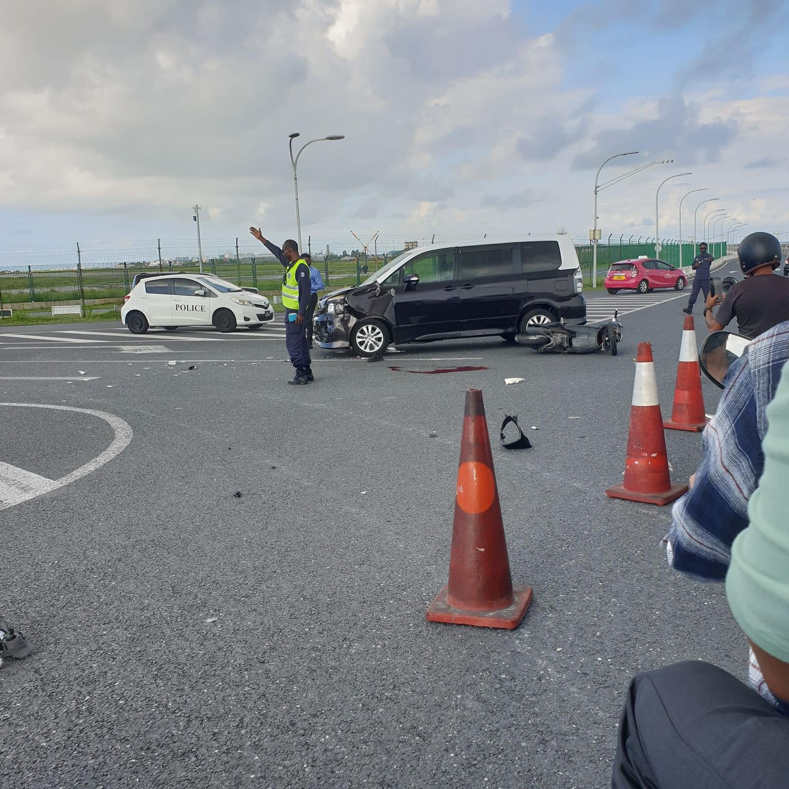 ބުރިޖުގައި ހިނގި އެކްސިޑެންޓެއްގައި މީހަކު ނިޔާވެއްޖެ