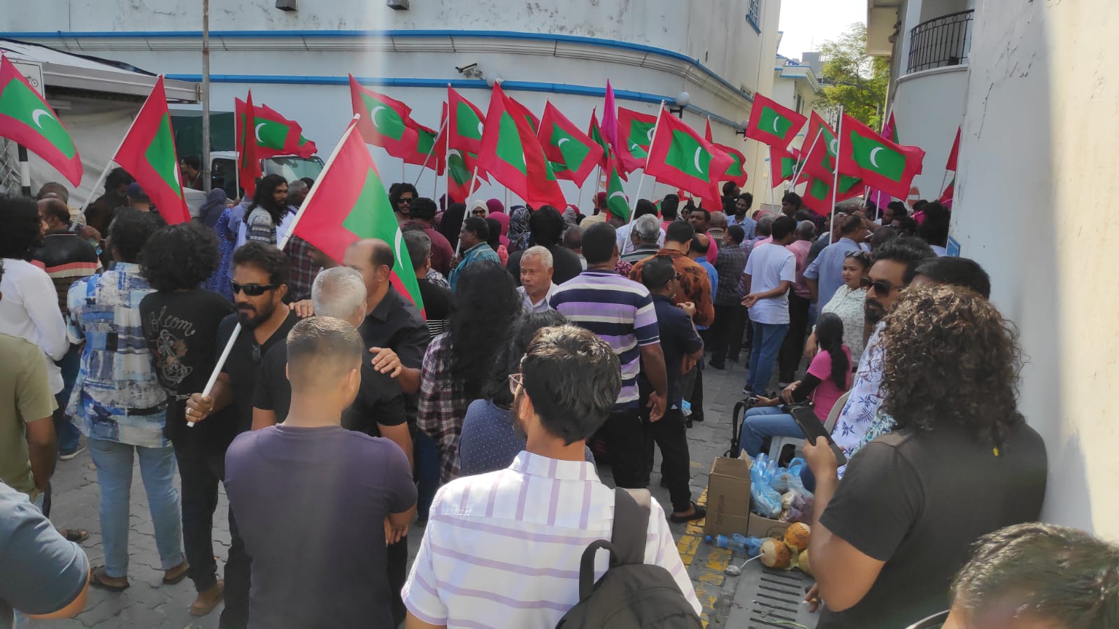ޔާމީނަށް ހުުކުމްކުރާތީ ސަޕޯޓަރުން ކޯޓު ކައިރިއަށް އެއްވެއްޖެ