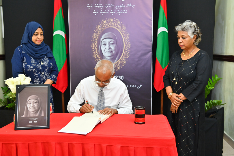ހަބީބާ ހުސައިން ހަބީބުގެ ހަނދާނުގައި ހުޅުވާފައިވާ ތައުޒިޔާގެ ދަފްތަރުގައި ރައީސް ސޮއިކުރައްވައިފި