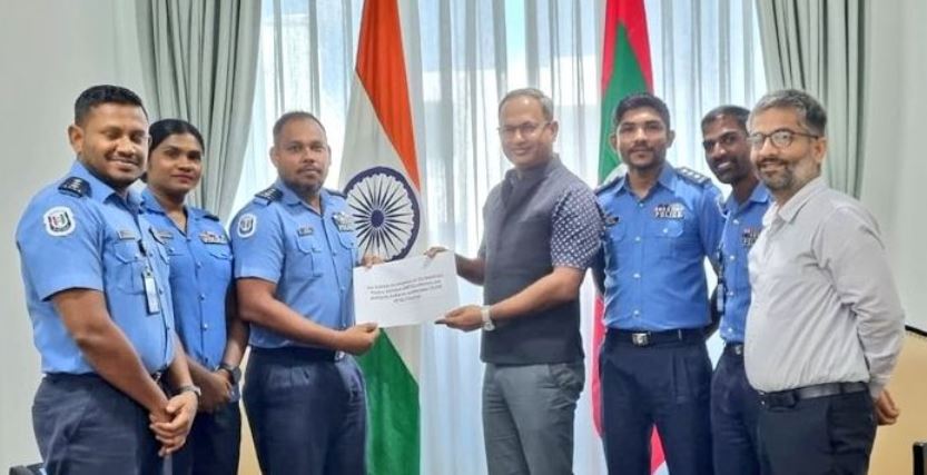 ހަތިޔާރު ބޭނުންކުރުމުގެ ތަމްރީނު ހިމެނޭ ކޯހަކަށް ފަސް ފުލުހަކު އިންޑިއާއަށް ފުރައިފި