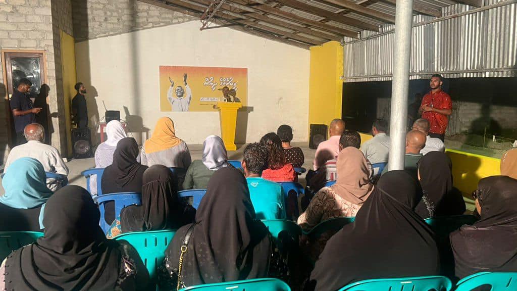 ނަޝީދު އެދިވަޑައިގެންނެވީ ފައިސާގައި ހިފާފައި އެމަނިކުފާނަށް ދޭން!