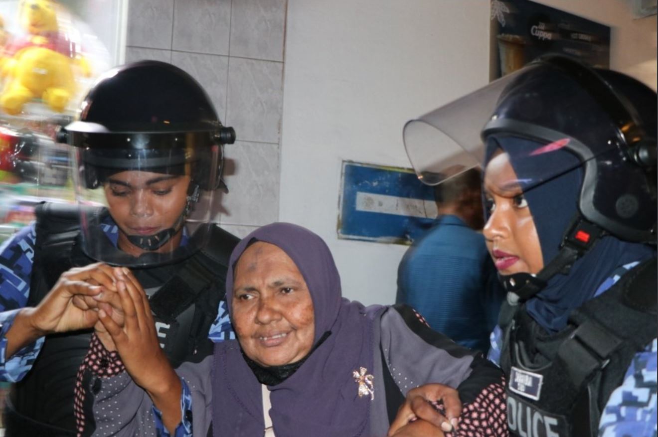 މުޒާހަރާގެ ތެރެއިން ދުވަސްވީ އަންހެނަކު ހައްޔަރުކުރިގޮތާ މެދު ކަންބޮޑުވުން އެބަ އޮތް: ސީޕީ