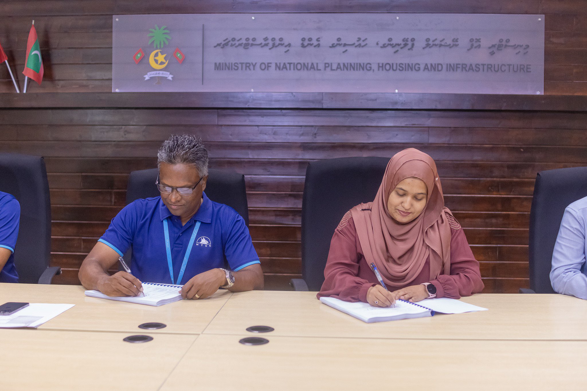 ލ. އަތޮޅުގެ ތިން ރަށެއް ގުޅައިލުމުގެ މަސައްކަތް އެމްޓީސީސީ އާ ހަވާލުކޮށްފި