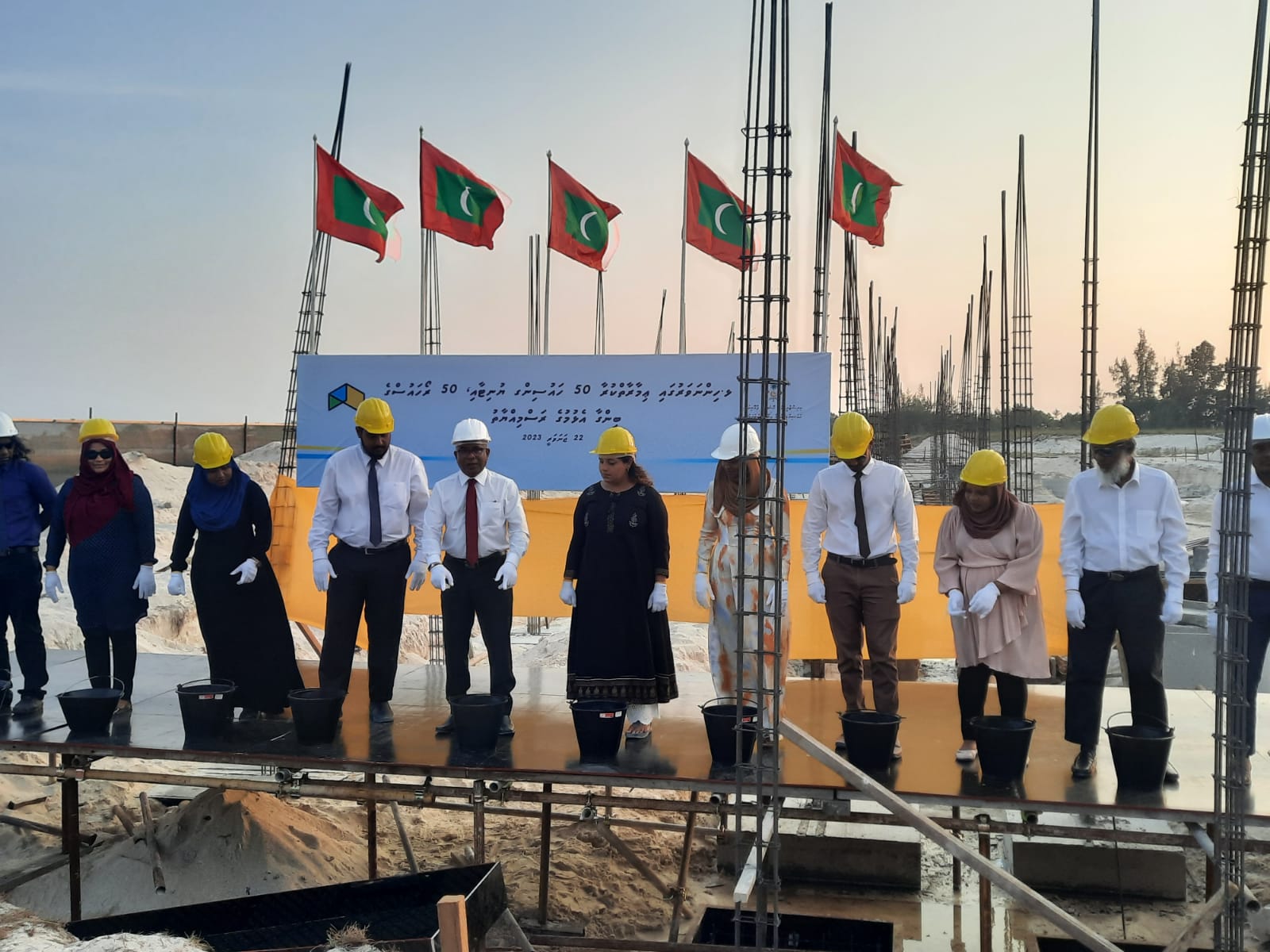 ހިންނަވަރުގައި އިމާރާތްކުރާ 50 ރޯހައުސް އާއި 50 ހައުސިން ޔުނިޓް ގެ ބިންގާ އަޅައިފި