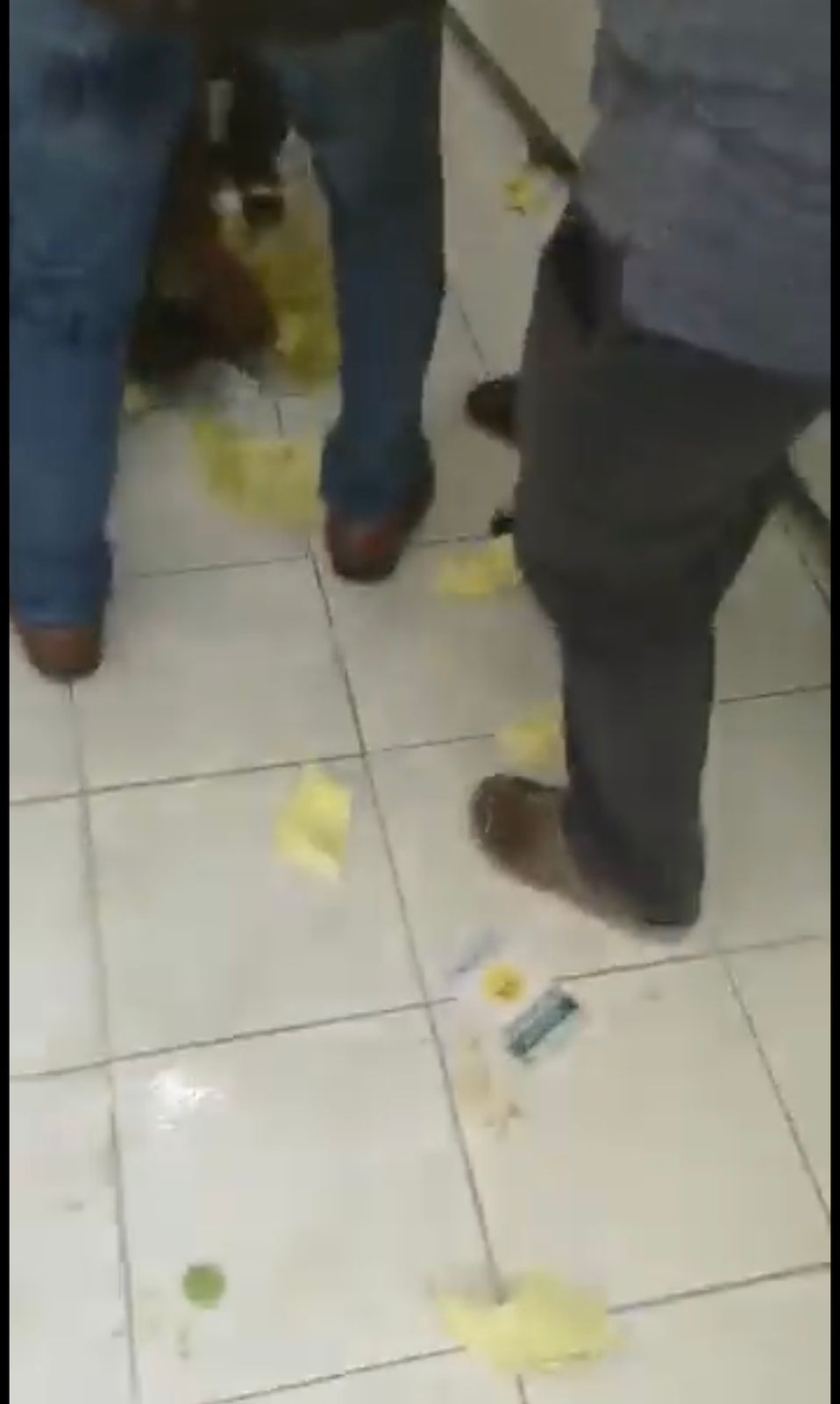 އެމްޑީޕީ ޕްރައިމަރީ: ހަމަނުޖެހުން ހިނގައި ގައްދޫ ވޯޓު ކަރުދާސްތައް ވީދާލާ މޭޒުތައް އުކާލައިފި