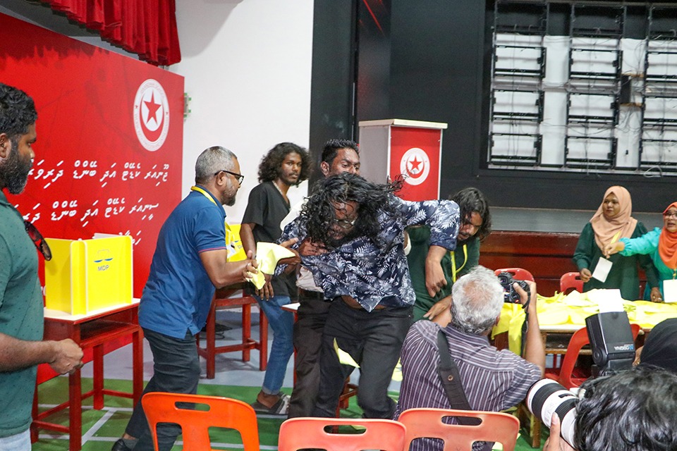 ހިންނަވަރު މީހުން ވޯޓުލާން މާލޭގައި ބެހެއްޓި ފޮށީގެ ވޯޓުތައް އިރައިލަން މަސައްކަތްކޮށްފި