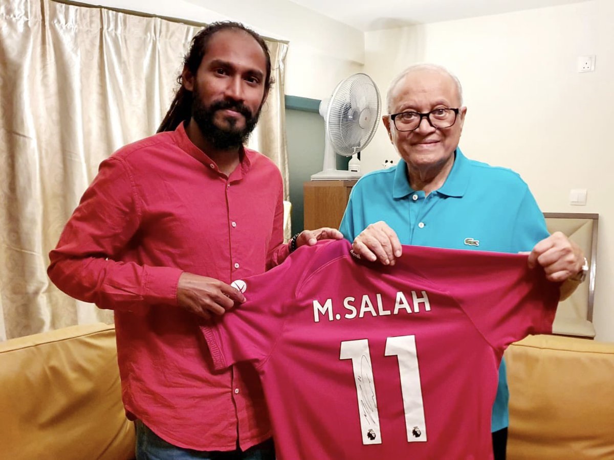 ލިވަރޕޫލްގެ ތަރި މުހައްމަދު ސަލާހް ސޮއިކުރި ޖާރޒީއެއް ރައީސް މައުމޫނަށް ހަދިޔާކޮށްފި