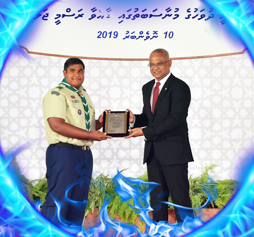 މޫދަށް އެރި އުޅުނު 18 އަހަރުގެ ޒުވާނަކު މަރުވެއްޖެ