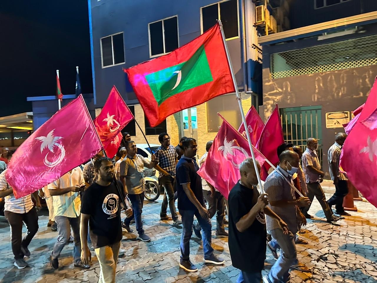 ރައީސްގެ ހއ އަތޮޅު ދަތުރުފުޅާ ދިމާކޮށް ރަށްރަށުގައި މުޒާހަރާ ކުރަން އިދިކޮޅުން މާލޭގައި މުޒާހަރާ ޓީމު ގެންދަނީ!