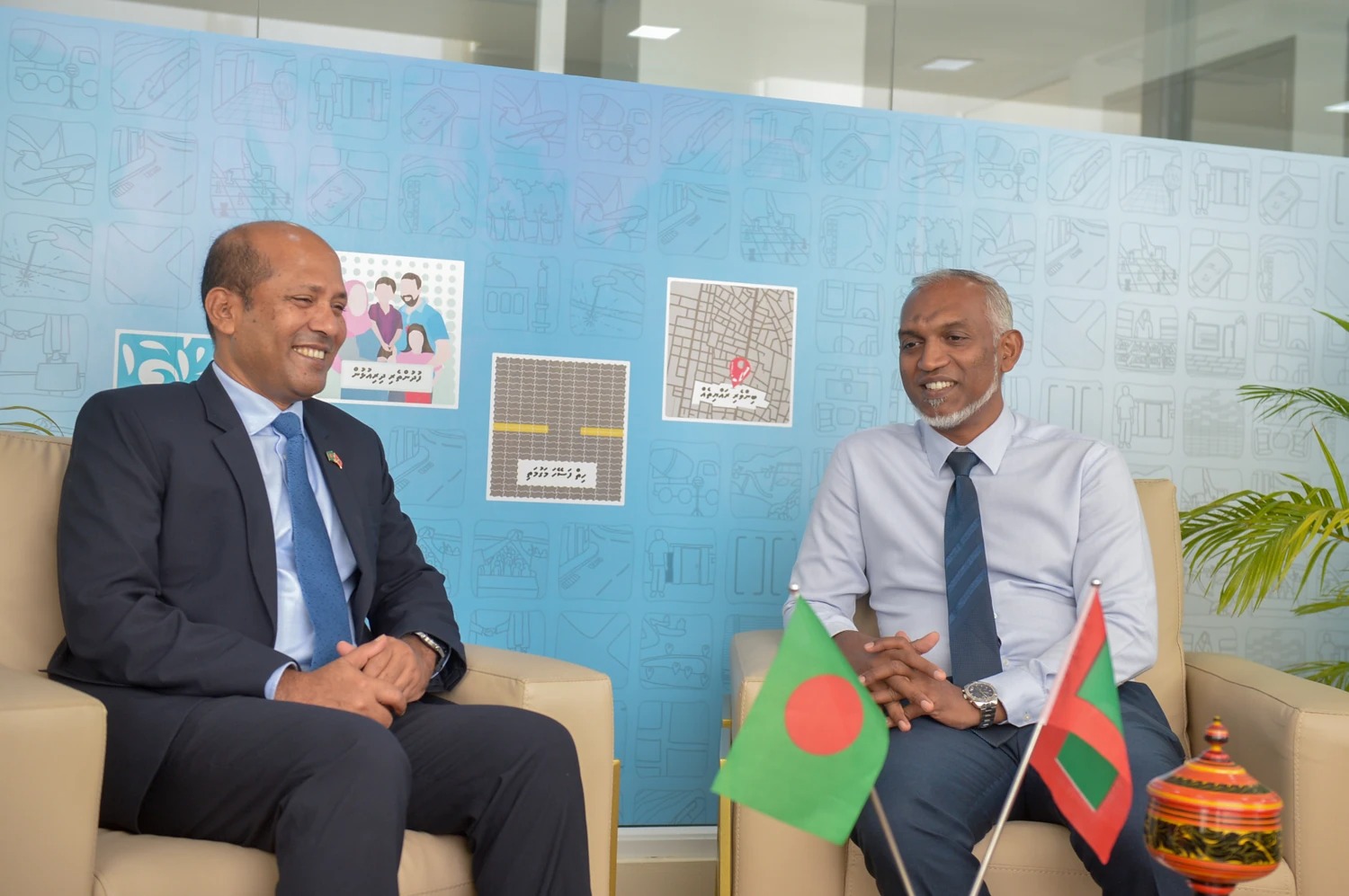 ނީލަން ފިހާރާގައި ހިނގި އަލިފާނުގެ ހާދިސާގައި ވަގުތީ ހިޔާގައިތިބި މުވައްޒަފުންނަށް ދާއިމީ ހައްލެއް ގެނައުމަށް އެބަ މަސައްކަތް ކުރަން: މޭޔަރު މުއިއްޒު