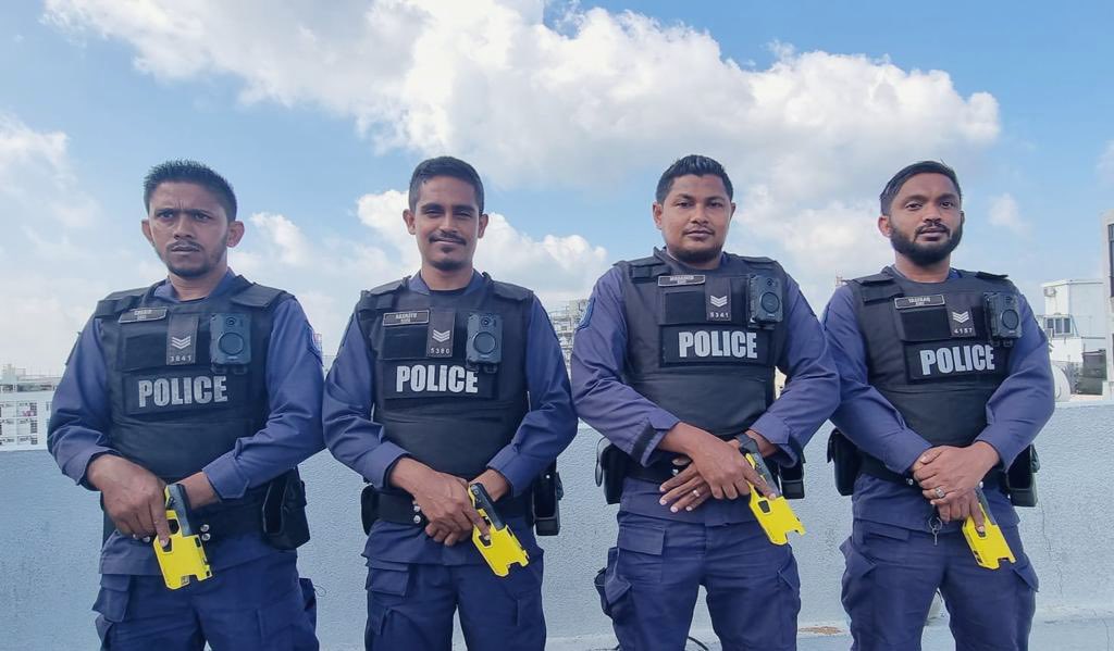 ފުލުހުން ފުރަަތަމަ ފަހަރަށް ޓޭޒާ ގަން ބޭނުންކުރަން ފަށައިފި