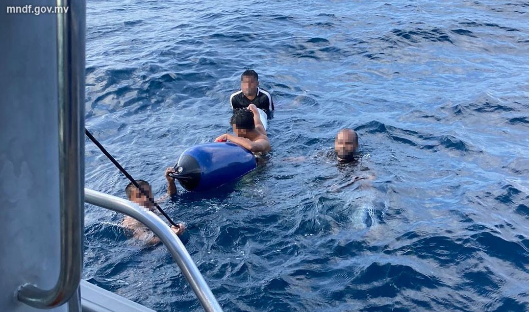 އަލިފާން ރޯވި ދޯނި ފެތިއްޖެ، މީހުން ސަލާމަތްވި