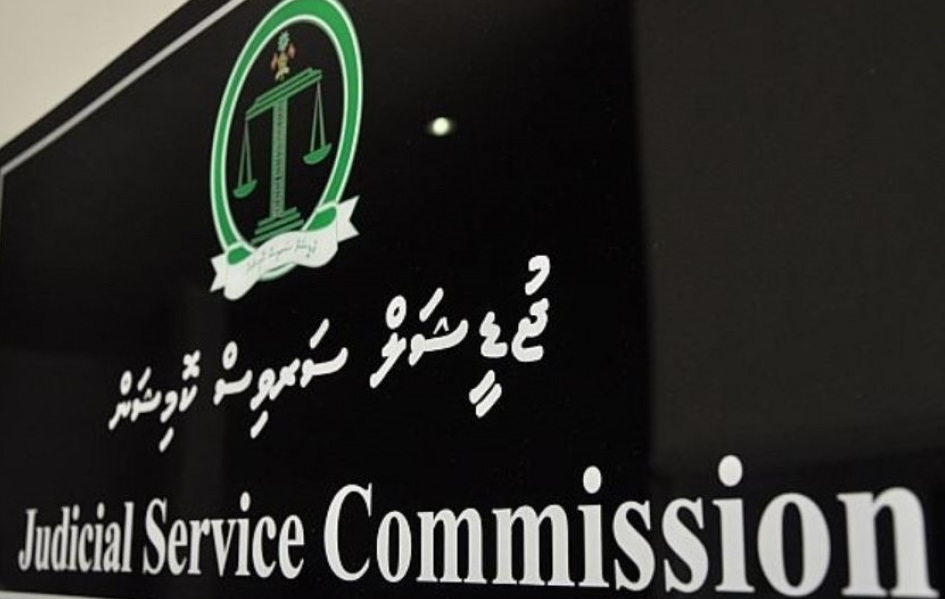 ޑްރަގް ކޯޓުގެ ގާޒީއަކަށް ނަސޭހަތްދީ، އިސްމެޖިސްޓްރޭޓަކު ސަސްޕެންޑްކޮށްފި