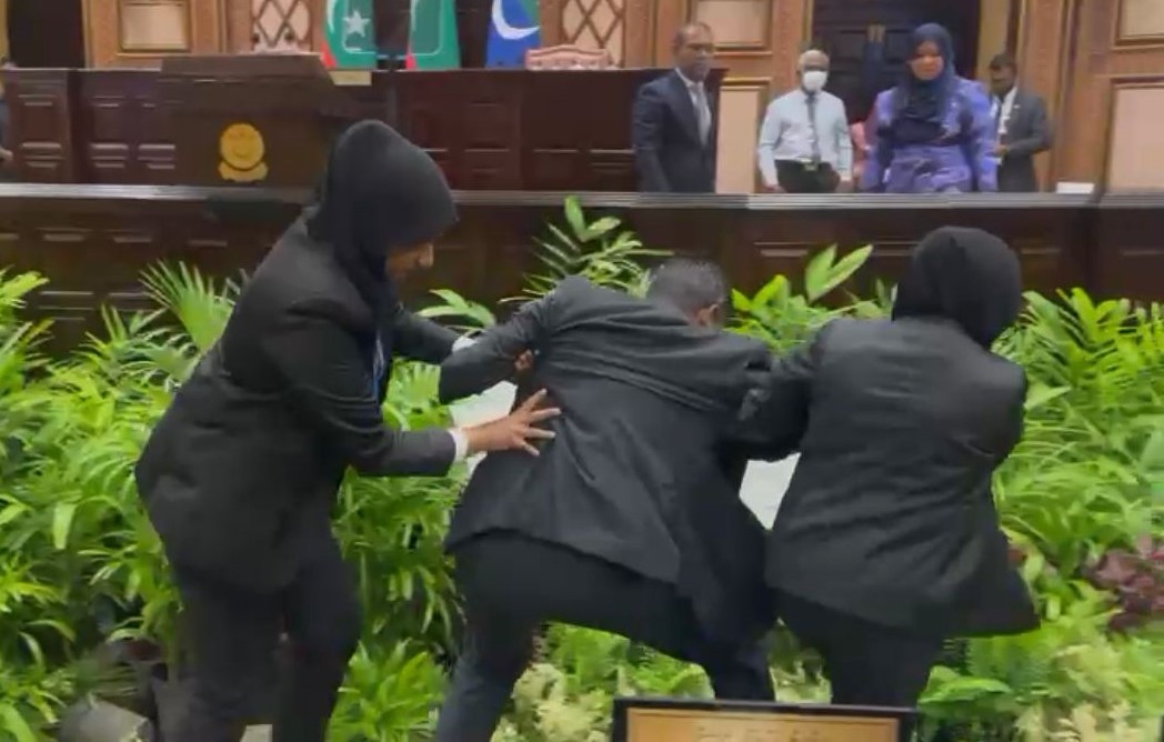 މަޖިލީހުގެ ތަޅުމުން ފިރިހެން މެމްބަރުން ބޭރުކުރުމަށް އަންހެން ސެކިޔުރިޓީން ފޮނުވުން އިދިކޮޅޫ ކޯލިޝަނުން ކުށްވެރިކޮއްފި