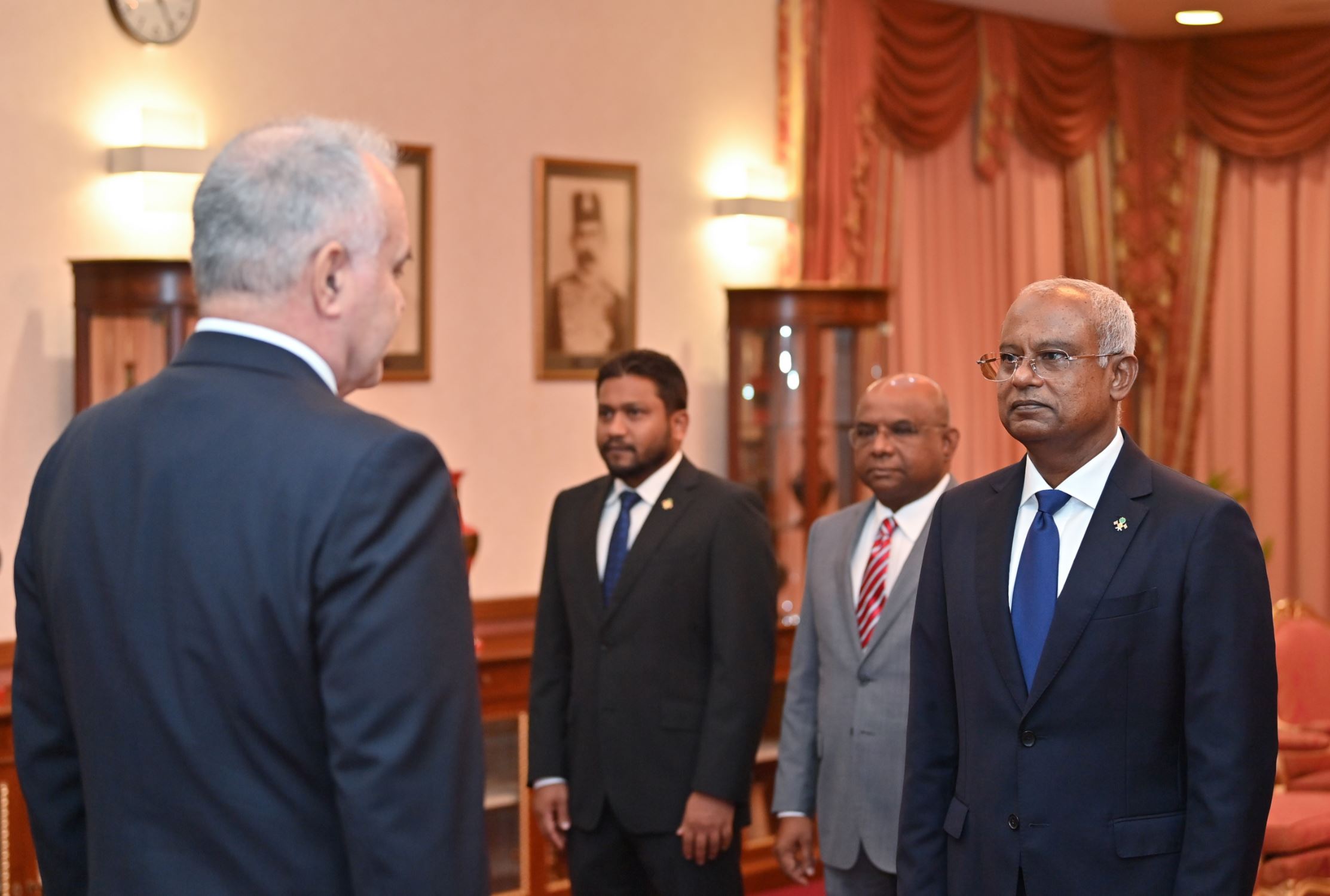 އެހެން ޤައުމުތަކުގެ ގުޅުން އިތުރަށް ބަދަހިކޮށް ދެމެހެއްޓުމަށް ސަފީރުން އަދާކުރައްވާ މުހިންމު: ރައީސް ސޯލިހު