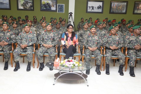 "ސިފައިންގެ ފަރާތުން ވާ ކޮންމެ ކަމަކާ އެކު މިނިސްޓަރަށް އިނގިލިދިއްކުރަނީ އަންހެނަކަށް ވާތީ"