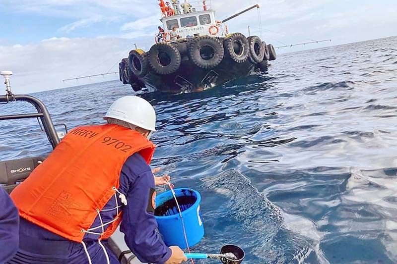 ފިލިޕީންްސްގެ ތެޔޮ ޓޭންކަރެއް އަޑިއަށް ގޮސް ކަނޑަށް ތެޔޮ ލީކުވަނީ