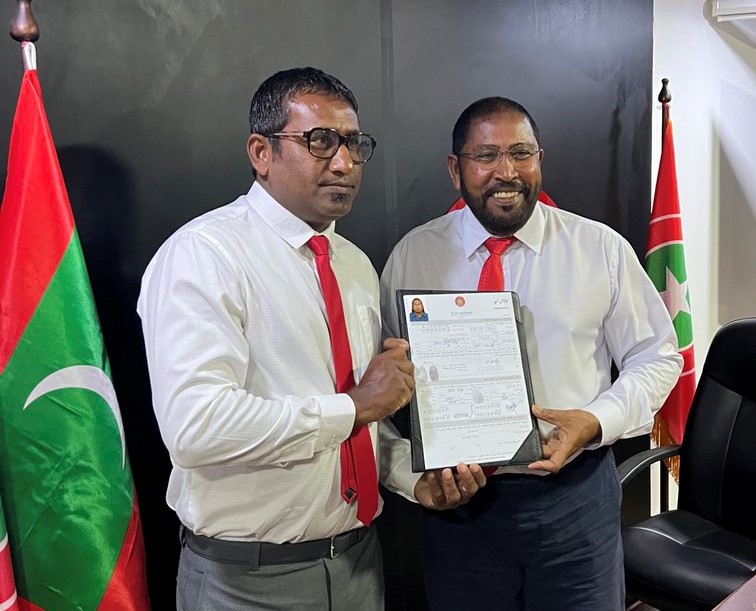 އެމްޑީޕީގެ ދަނގެތީ ދާއިރާގެ ކުރީގެ ރައީސް ޖޭޕީ އަށް ސޮއިކޮށްފި