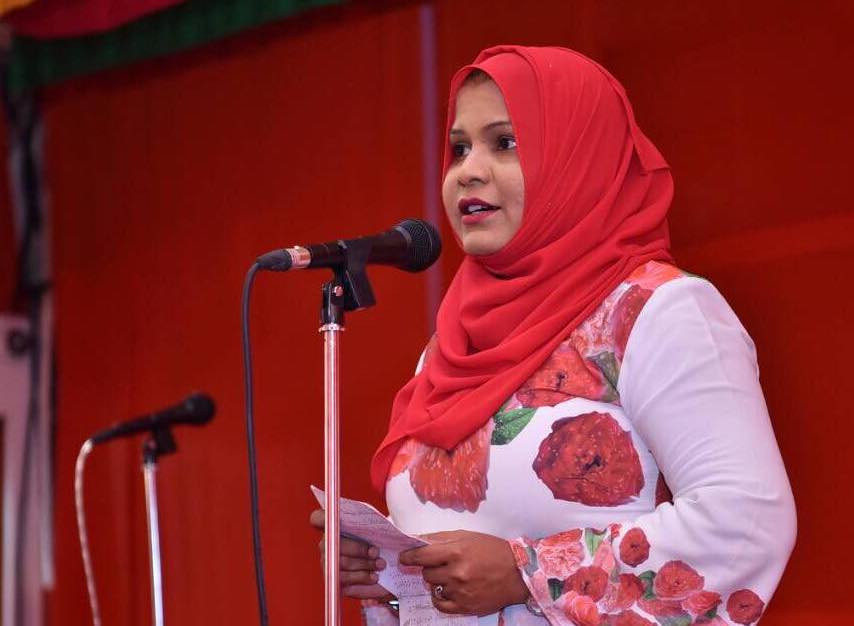 ޖުމްހޫރީ ޕާޓީގެ އަންހެނުންގެ ލީޑަރުކަން 2 ދައުރު ކުރައްވާފައިވާ ވަލީދާ އެ ޕާޓީން ވަކިވެ ރައީސް ސޯލިހަށް ތާއިދުކުރަން ނިންމައިފި