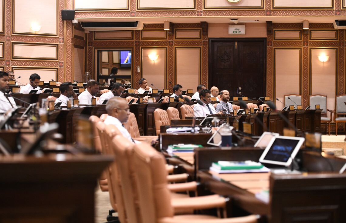 އަމިއްލައަށް އިސްތިއުފާ ދޭންޖެހޭގޮތަށް އެންޓި ޑިފެކްޝަން ބިލް ފާސްކޮށްފި