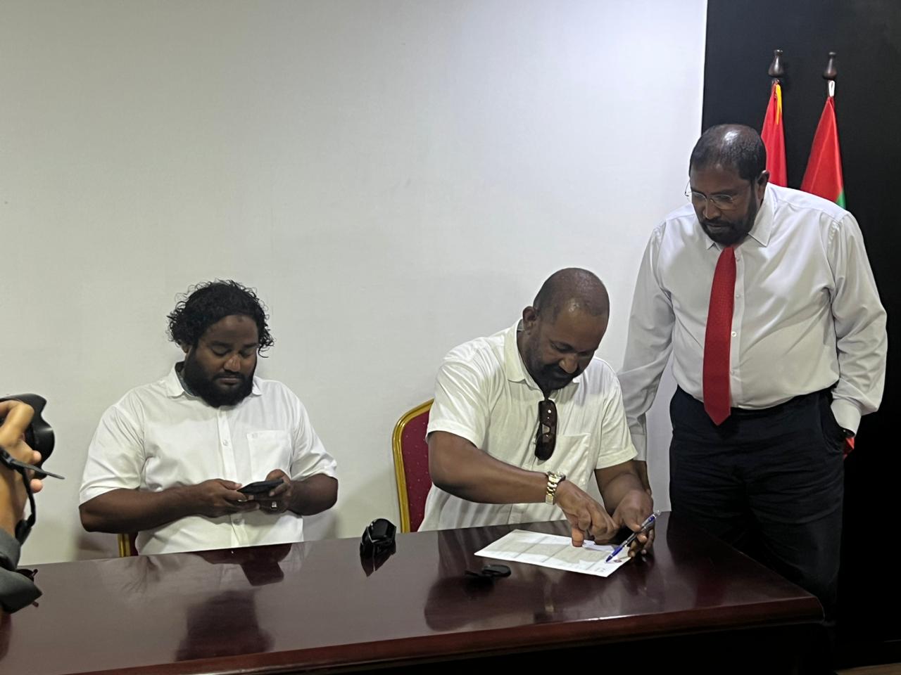 ހިންމަފުށި ކައުންސިލްގެ ދެ މެމްބަރަކު ޖޭޕީއަށް ސޮއިކޮށްފި
