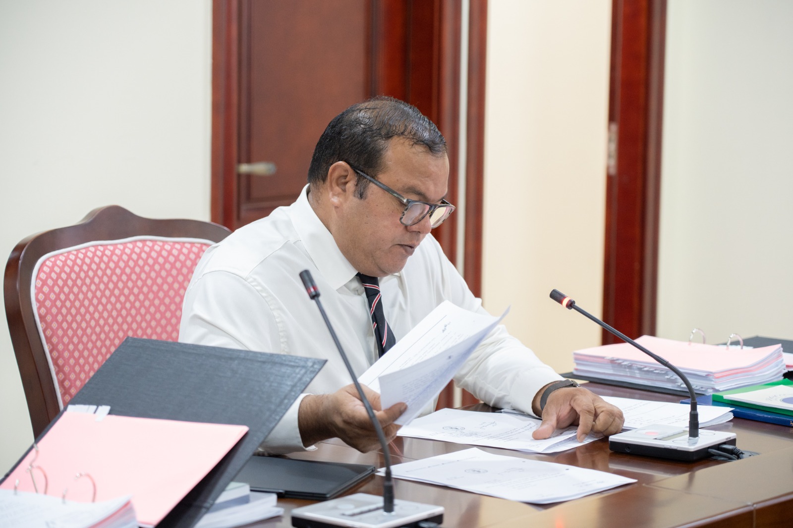 ރައީސްގެ މޮޓޯކޭޑް ހުއްޓުވި މައްސަލާ ގައި ޑިފެންސާއި ފުލުހުން މަޖިލީހަށް ޖަވާބުދީފި