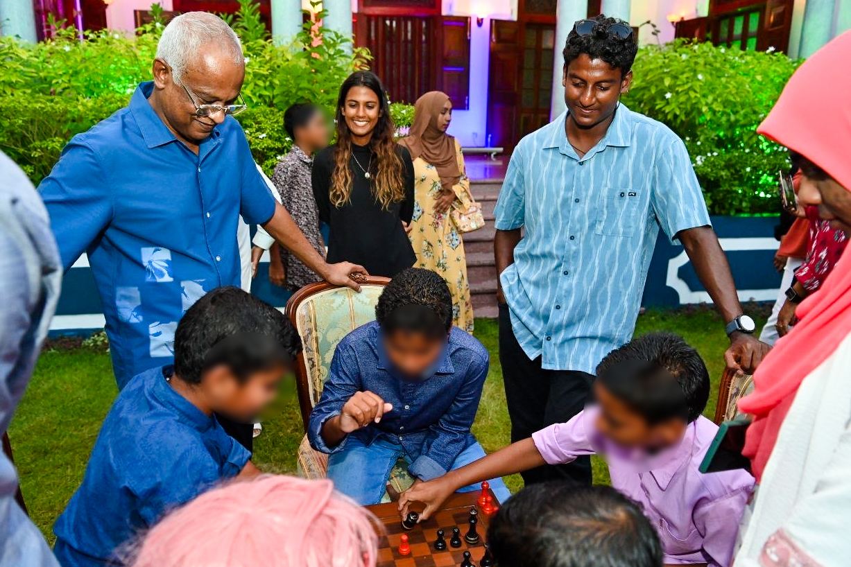 ރައީސް ސޯލިހް ފިޔަވަތީގައި ތިބޭ ކުދިންނަށް ހާއްސަ ރޯދަވީއްލުމެއް ދެއްވައިފި