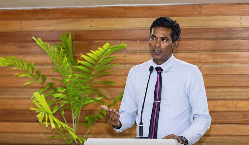 ފަޒުލްއަށް ލިބޭ މުސާރައާ ގުޅޭގޮތުން ދެކެވެމުންދާ ވާހަކަތަކަށް އޭނާ ރައްދު ދީފި