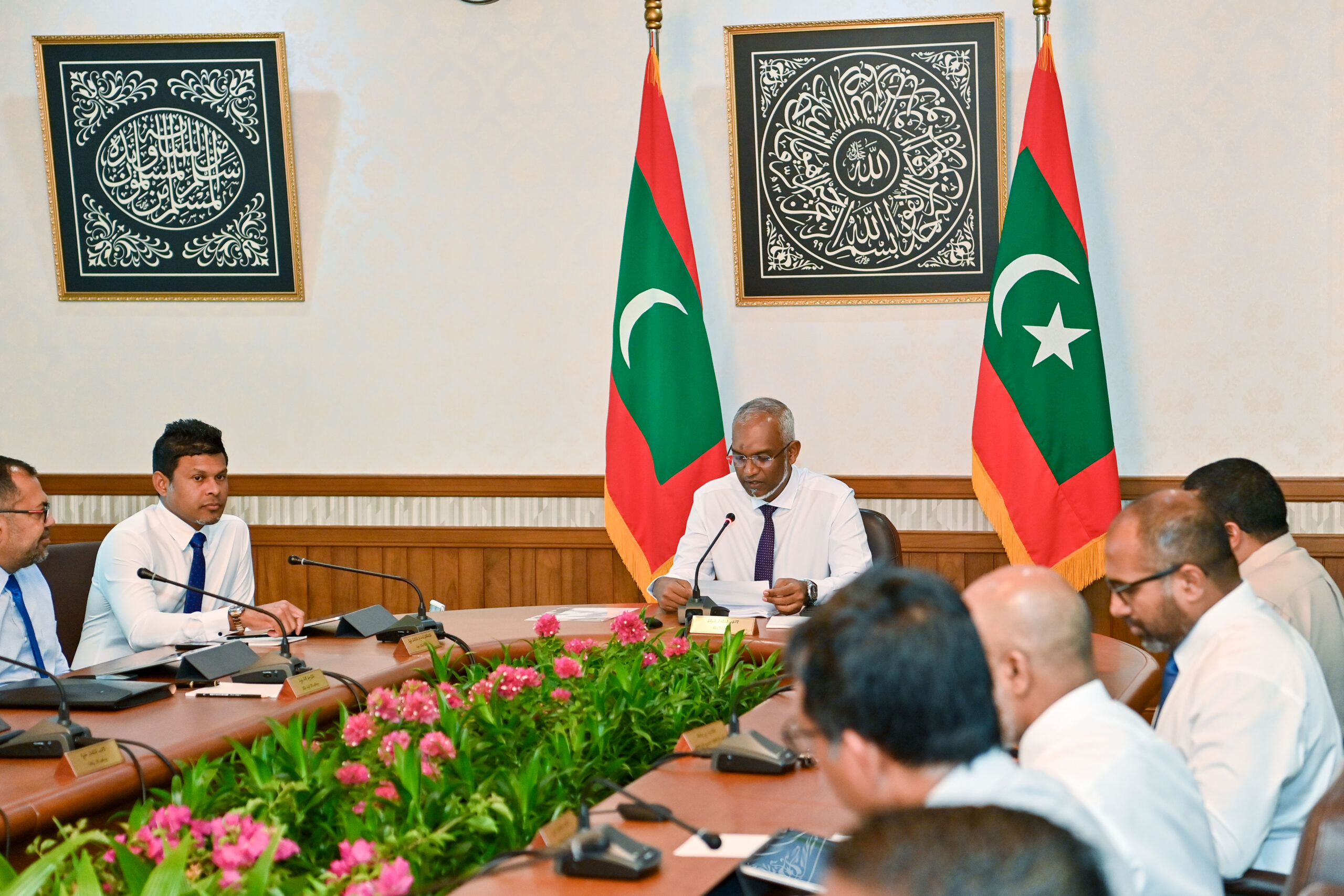 މިނިސްޓްރީތަކުގައި 1200އަށްވުރެ ގިނަ ސިޔާސީ މުވައްޒަފުން އެބަތިބި
