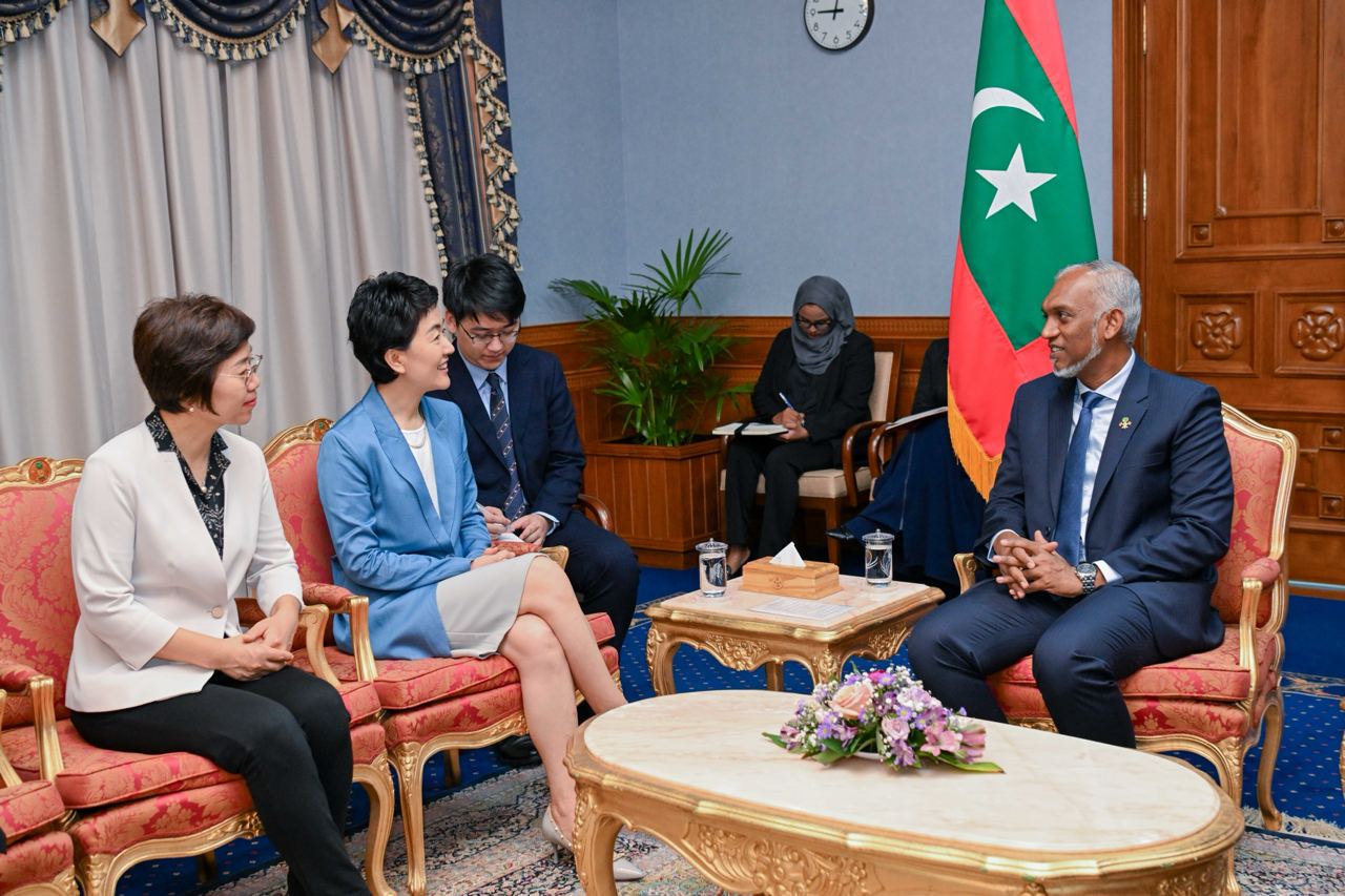 ޗައިނީސް ކޮމިއުނިސްޓް ޕާޓީގެ އިންޓަރނޭޝަނަލް ޑިޕާޓްމަންޓްގެ ވައިސް މިނިސްޓަރ ރައީސުލްޖުމްހޫރިއްޔާގެ އަރިހަށް އިޙްތިރާމުގެ ޒިޔާރަތެއް ކުރައްވައިފި