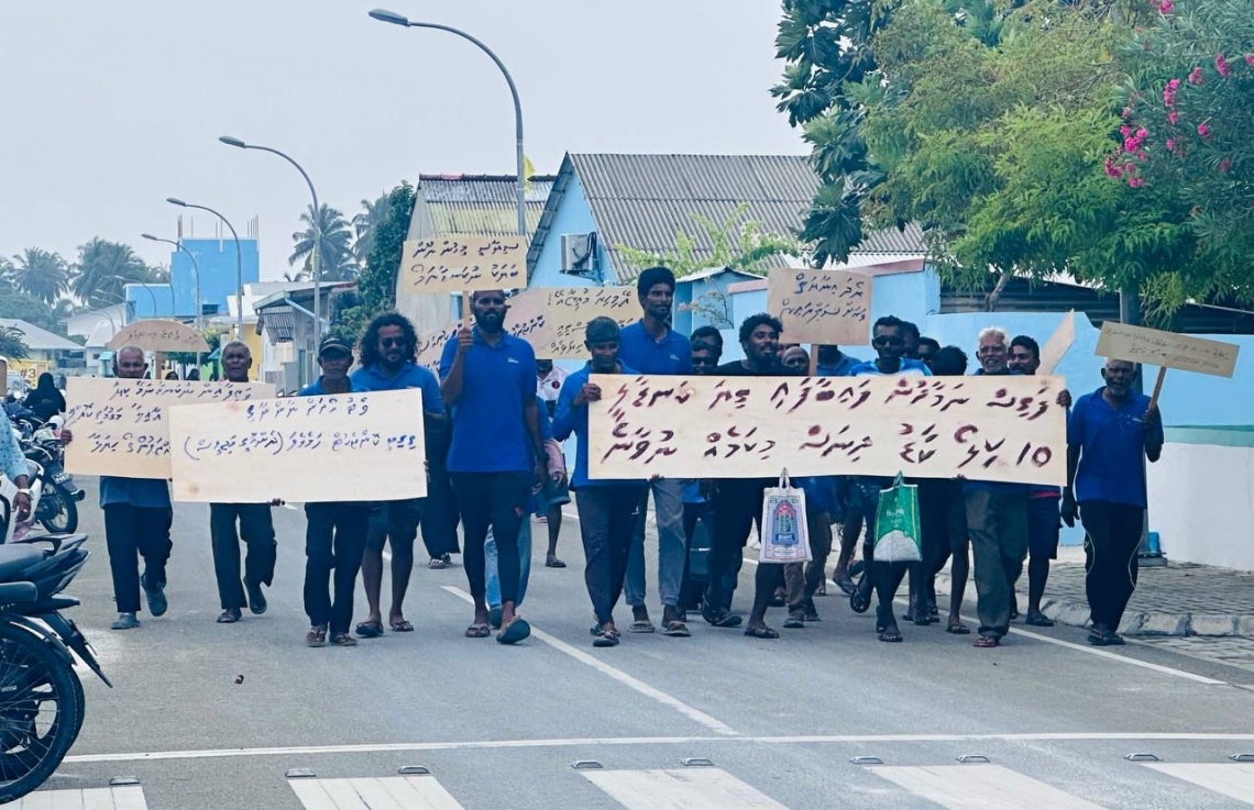 ދިއްދޫ ފެނަކަ މުވައްޒަފުން ވަޒީފާއިން ވަކިކުރުމުން އިހުތިޖާޖް ކުރަނީ