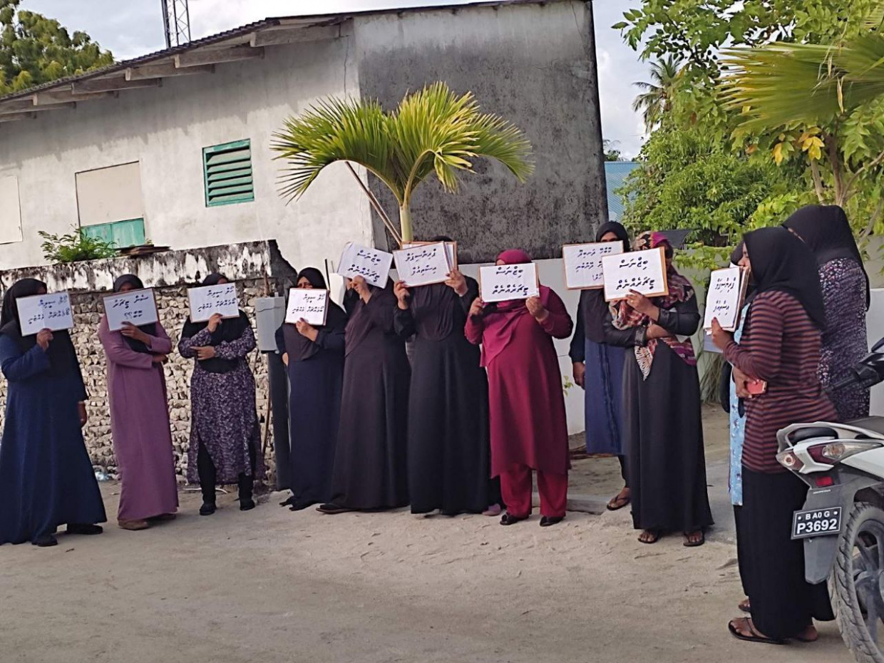 ޓީޗަރުން ހަމަނުވެގެން ދަނބިދޫ ސުކޫލުގެ ބެލެނިވެރިން މުޒާހަރާކޮށް ސްކޫލުބަންދުކޮށްފި