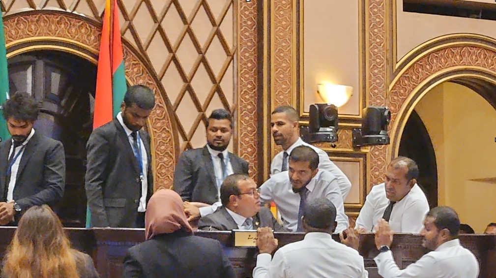 މިރޭވެސް ޖަލްސާ ކުރިއަށް ނުގެންދެވިގެން ހުއްޓާލައިފި