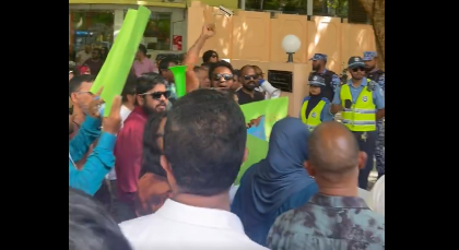 ވަޒީރުންނަށް ރުހުން ނުދޭން ނިންމާތީ، މަޖިލިސް ބޭރުގައި އިހުތިޖާޖް ކުރަނީ