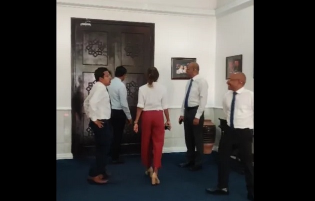 ބައެއް ވަޒީރުންނަށް ރުހުން ނުދޭން ނިންމުމުން އިދިކޮޅު މެމްބަރުން މަޖިލިހަށް ނުވަދެވޭގޮތަށް ދޮރުތައް ތަޅުލައިފި
