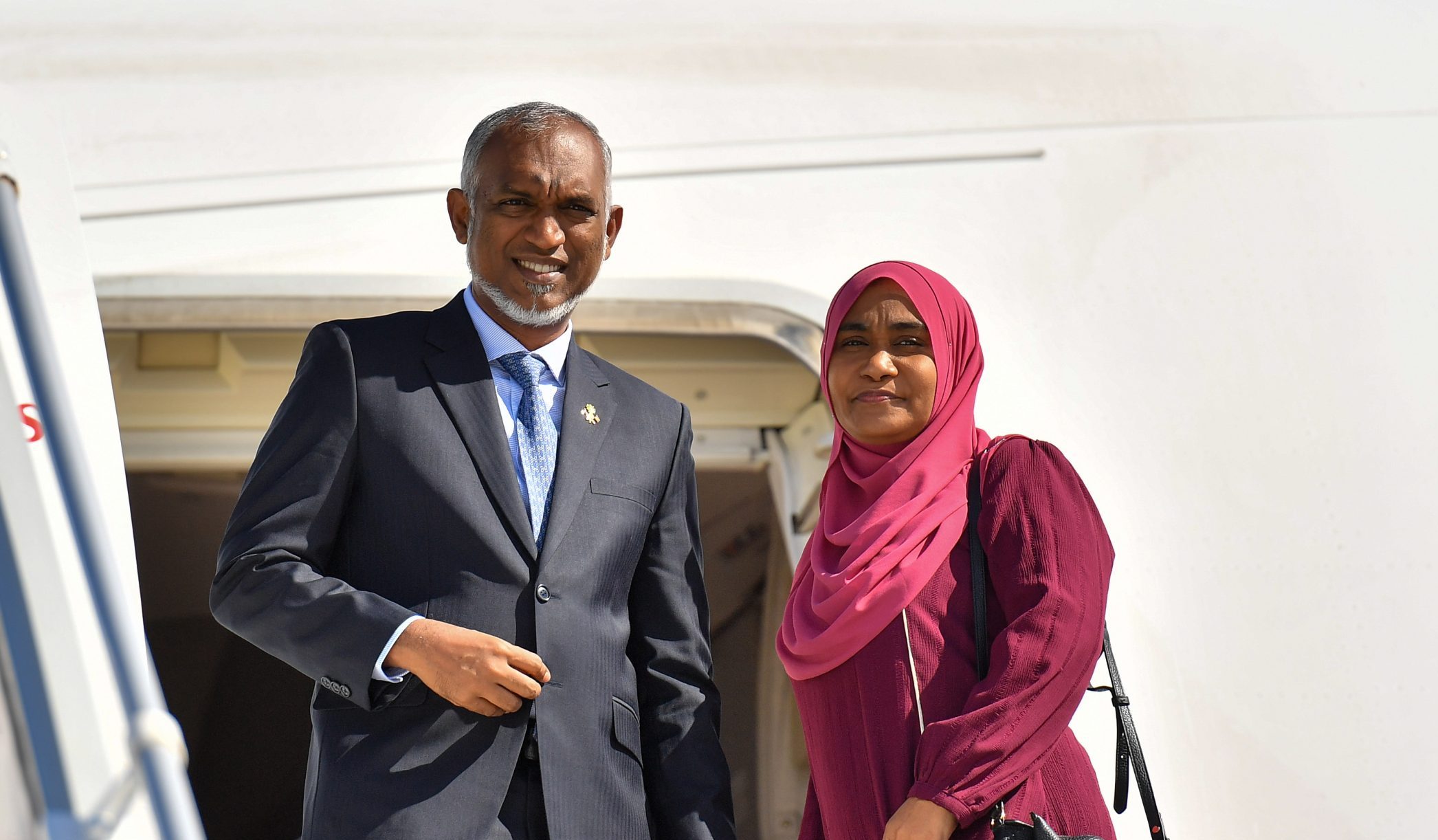 ރައީސްގެ ދެކަނބަލުން މުލިއާގެއަށް ބަދަލުވެވަޑައިގެންފި