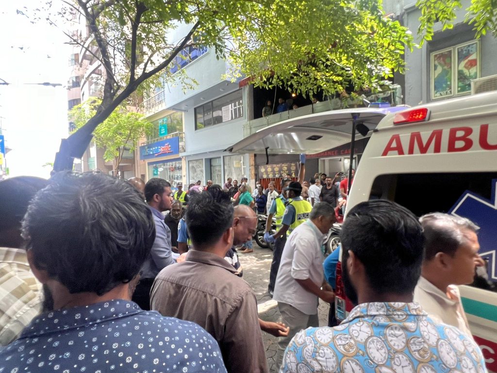 މާލޭގެ އިމާރާތެއްގެ މަތިން މީހަކު ވެއްޓިއްޖެ