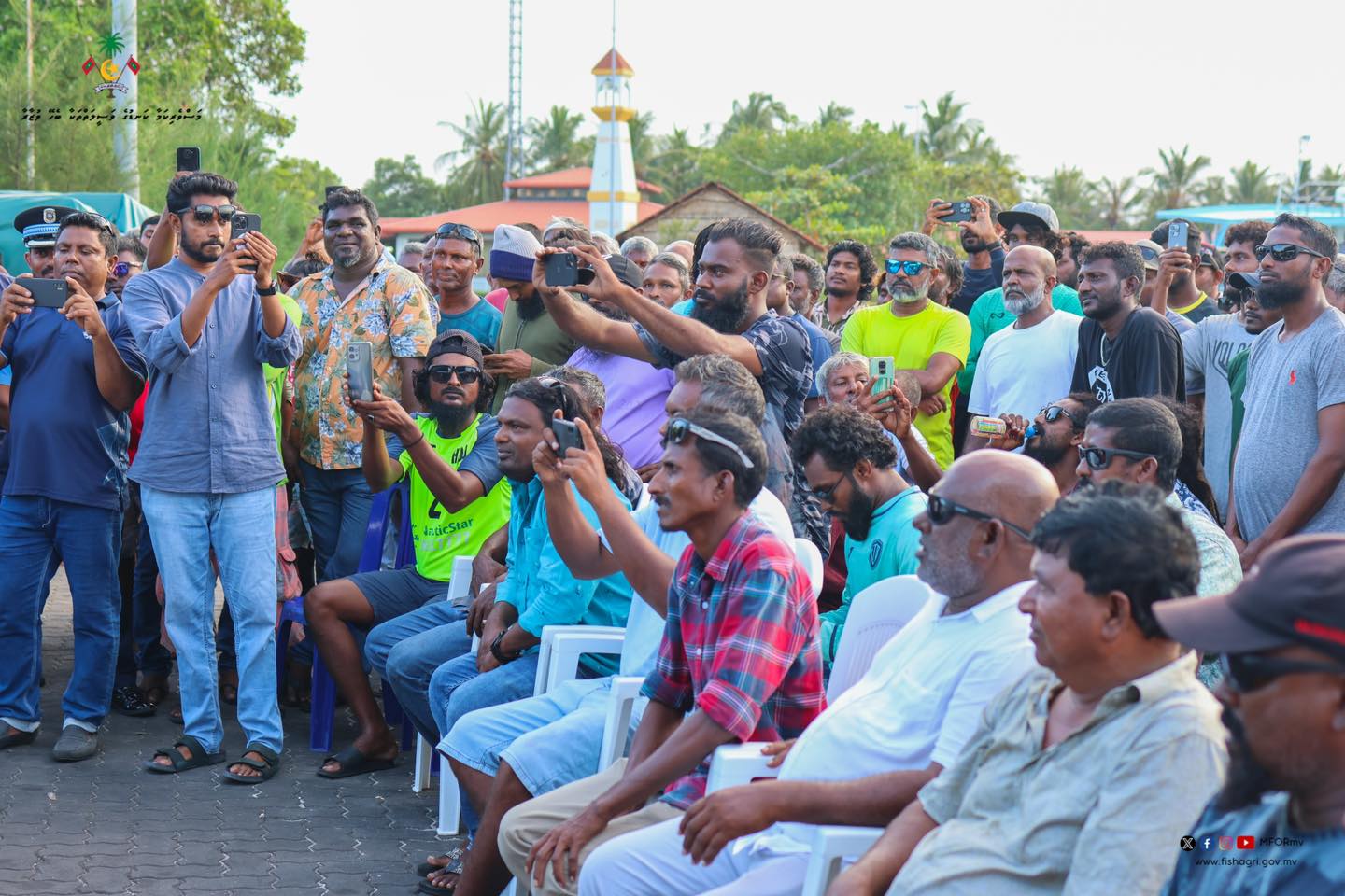 މަސްވެރިން ތިބޭ ގޮތްދޫކުރާ ގޮތަކަށް ނޫން، މުޒާހަރާ ކުރިޔަށް!