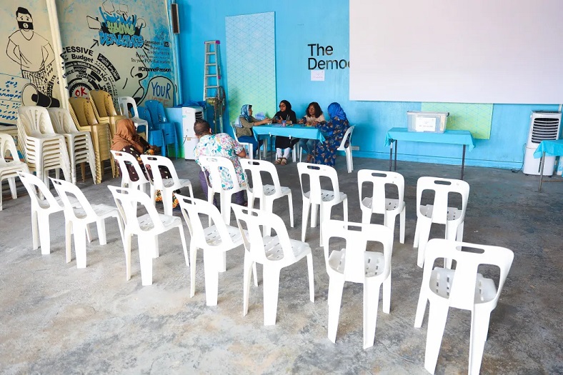 ޑިމޮކްރެޓްސްގެ މަޖިލިސް ޕްރައިމަރީ ވޯޓުލުންވެސް ފަށައިފި