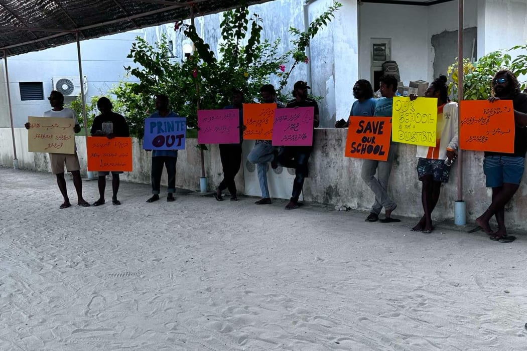 ދިގުރަށު ސްކޫލު ކުރީގެ ޕްރިންސިޕަލާ ހަވާލުކުރުމުން ބެލެނިވެރިން އިހުތިޖާޖު ކުރަނީ