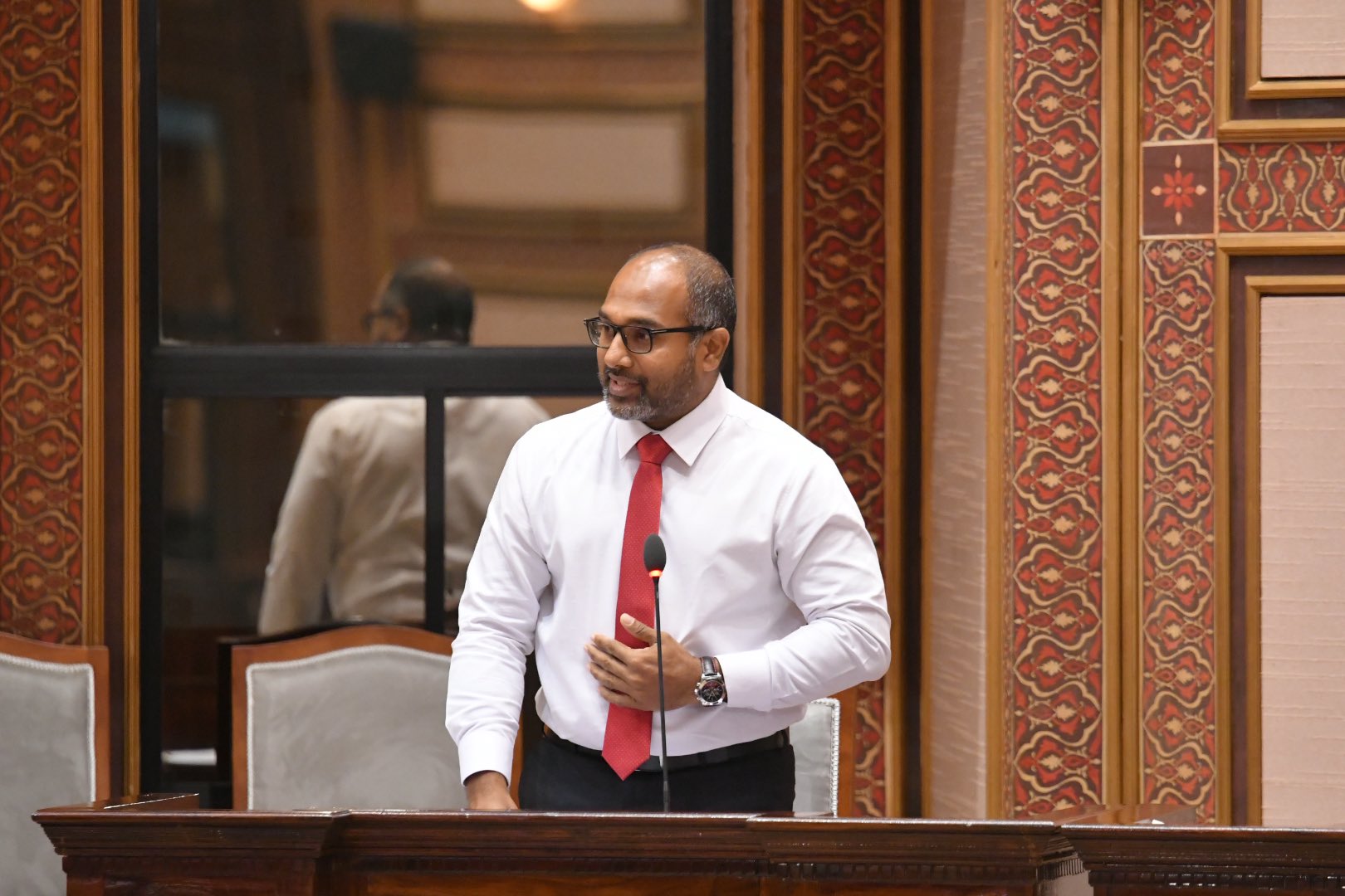 ގަވައިދާ ހިލާފަށް އުޅޭ ހުރިހާ ބިދޭސީން އެއްއަހަރު ތެރޭ ހޯދާ, ހާމަކުރާނަން: މިނިސްޓަރު އިހުސާން